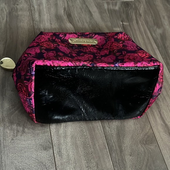 Betsy Johnson Makeup/Toiletries bag - Picture 2 of 7